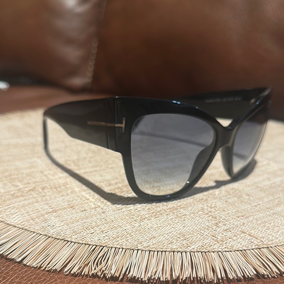 Tom Ford Black Sunglasses Women’s Cat Eye Style - Picture 5 of 13